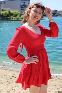 Gölün kenarındaki parkta güzel bir Rus kadının fotoğrafı.