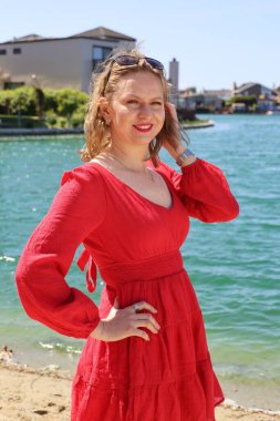 Gölün kenarındaki parkta güzel bir Rus kadının fotoğrafı.