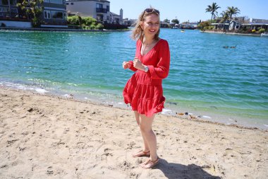 Gölün kenarındaki parkta güzel bir Rus kadının fotoğrafı.