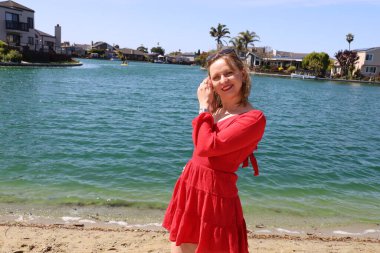 Gölün kenarındaki parkta güzel bir Rus kadının fotoğrafı.