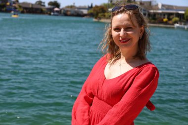 Gölün kenarındaki parkta güzel bir Rus kadının fotoğrafı.