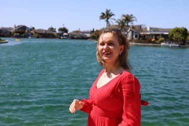 Gölün kenarındaki parkta güzel bir Rus kadının fotoğrafı.