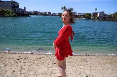 Gölün kenarındaki parkta güzel bir Rus kadının fotoğrafı.