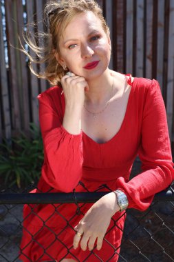 Gölün kenarındaki parkta güzel bir Rus kadının fotoğrafı.