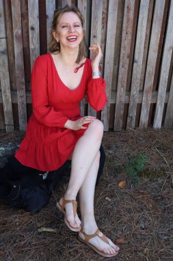 Gölün kenarındaki parkta güzel bir Rus kadının fotoğrafı.