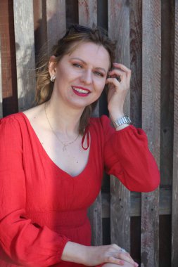 Gölün kenarındaki parkta güzel bir Rus kadının fotoğrafı.