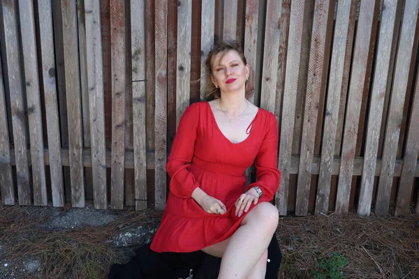 Gölün kenarındaki parkta güzel bir Rus kadının fotoğrafı.