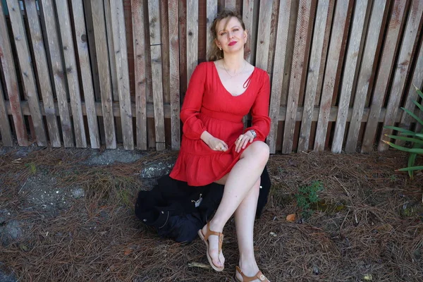 Gölün kenarındaki parkta güzel bir Rus kadının fotoğrafı.