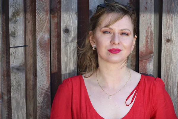 Gölün kenarındaki parkta güzel bir Rus kadının fotoğrafı.