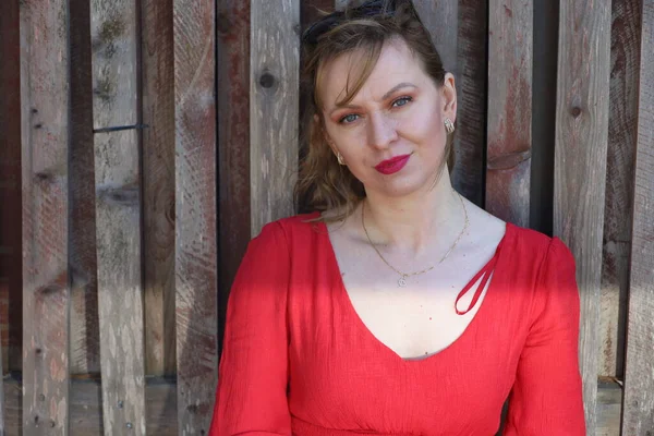 Gölün kenarındaki parkta güzel bir Rus kadının fotoğrafı.