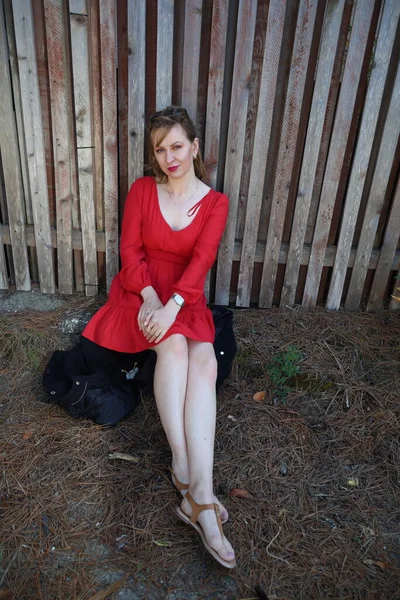 Gölün kenarındaki parkta güzel bir Rus kadının fotoğrafı.