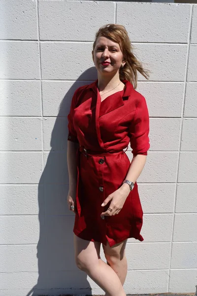 Gölün kenarındaki parkta güzel bir Rus kadının fotoğrafı.