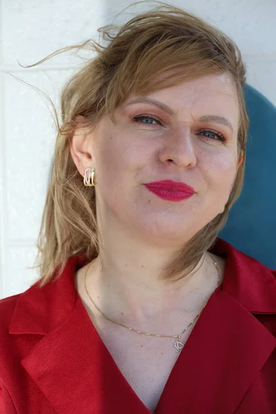 Gölün kenarındaki parkta güzel bir Rus kadının fotoğrafı.