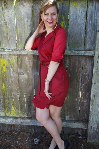 Gölün kenarındaki parkta güzel bir Rus kadının fotoğrafı.