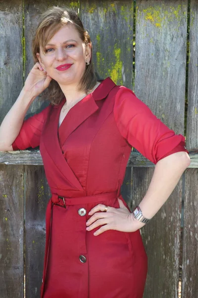 Gölün kenarındaki parkta güzel bir Rus kadının fotoğrafı.