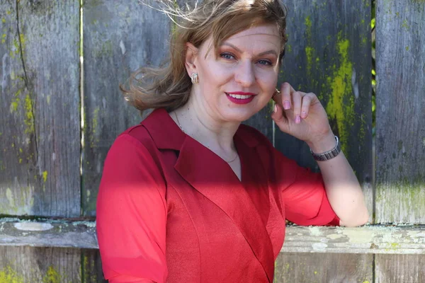 Gölün kenarındaki parkta güzel bir Rus kadının fotoğrafı.