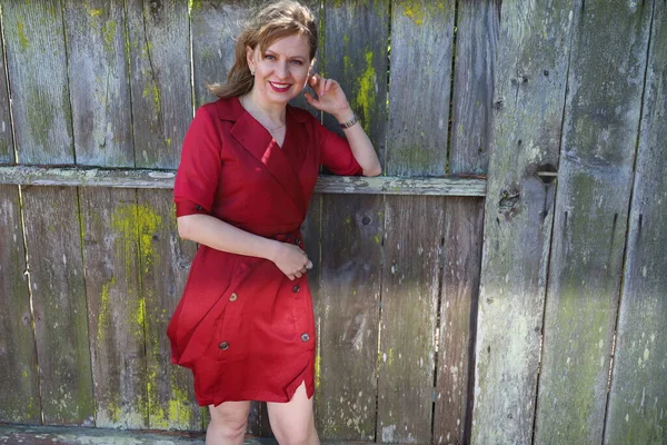 Gölün kenarındaki parkta güzel bir Rus kadının fotoğrafı.