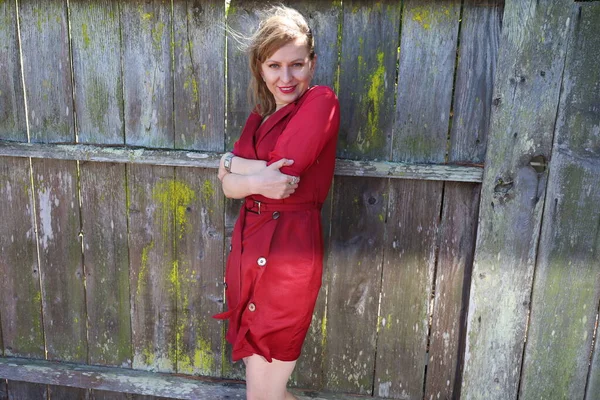 Gölün kenarındaki parkta güzel bir Rus kadının fotoğrafı.