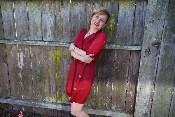 Gölün kenarındaki parkta güzel bir Rus kadının fotoğrafı.