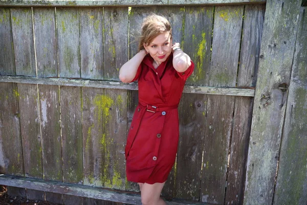 Gölün kenarındaki parkta güzel bir Rus kadının fotoğrafı.