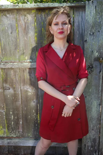 Gölün kenarındaki parkta güzel bir Rus kadının fotoğrafı.