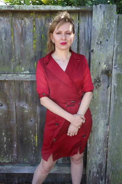 Gölün kenarındaki parkta güzel bir Rus kadının fotoğrafı.