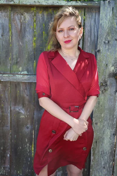 Gölün kenarındaki parkta güzel bir Rus kadının fotoğrafı.