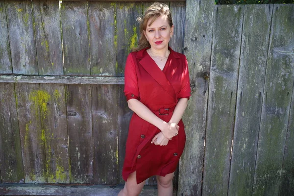 Gölün kenarındaki parkta güzel bir Rus kadının fotoğrafı.