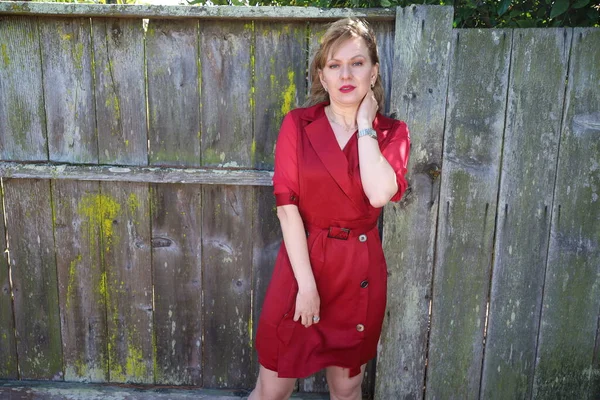 Gölün kenarındaki parkta güzel bir Rus kadının fotoğrafı.