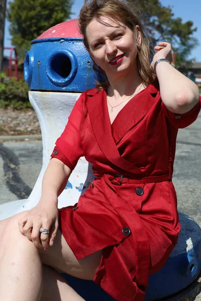 Gölün kenarındaki parkta güzel bir Rus kadının fotoğrafı.