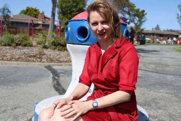 Gölün kenarındaki parkta güzel bir Rus kadının fotoğrafı.