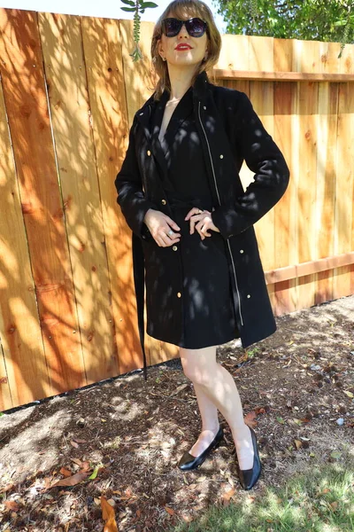 Gölün kenarındaki parkta güzel bir Rus kadının fotoğrafı.