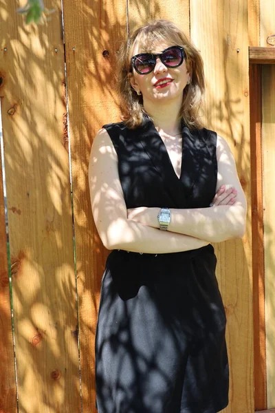 Gölün kenarındaki parkta güzel bir Rus kadının fotoğrafı.