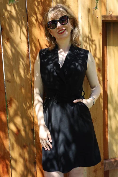 Gölün kenarındaki parkta güzel bir Rus kadının fotoğrafı.