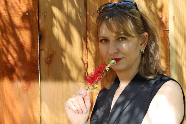 Gölün kenarındaki parkta güzel bir Rus kadının fotoğrafı.