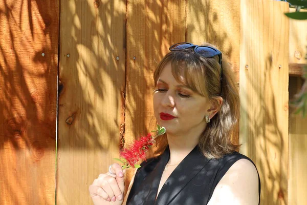 Gölün kenarındaki parkta güzel bir Rus kadının fotoğrafı.