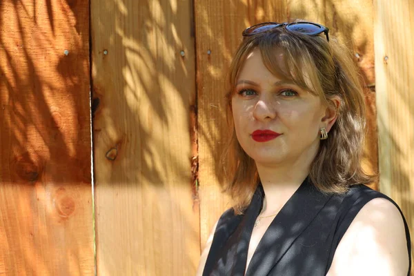 Gölün kenarındaki parkta güzel bir Rus kadının fotoğrafı.