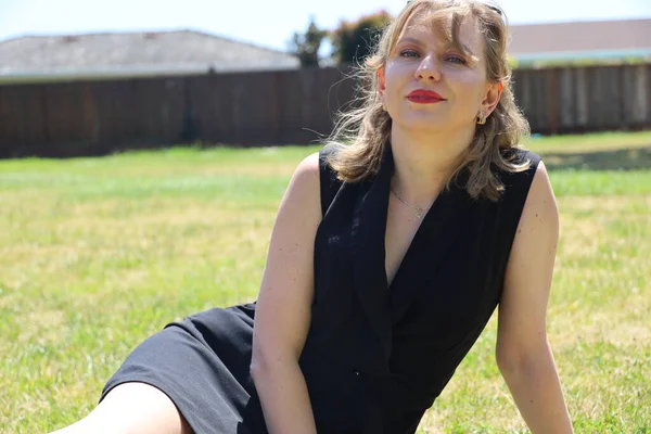 Gölün kenarındaki parkta güzel bir Rus kadının fotoğrafı.