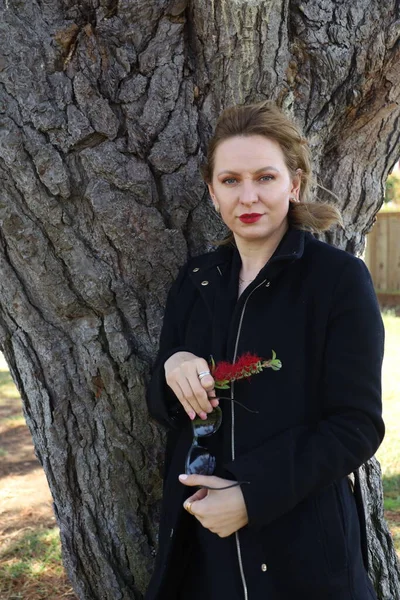 Gölün kenarındaki parkta güzel bir Rus kadının fotoğrafı.