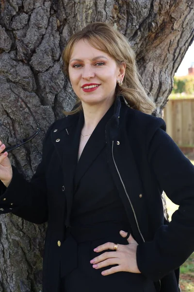 Gölün kenarındaki parkta güzel bir Rus kadının fotoğrafı.