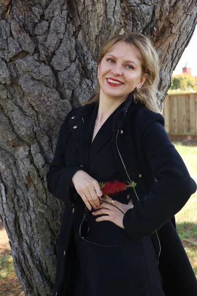 Gölün kenarındaki parkta güzel bir Rus kadının fotoğrafı.