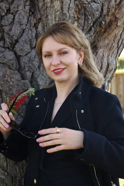 Gölün kenarındaki parkta güzel bir Rus kadının fotoğrafı.