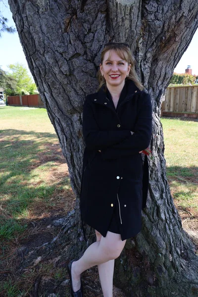 Gölün kenarındaki parkta güzel bir Rus kadının fotoğrafı.