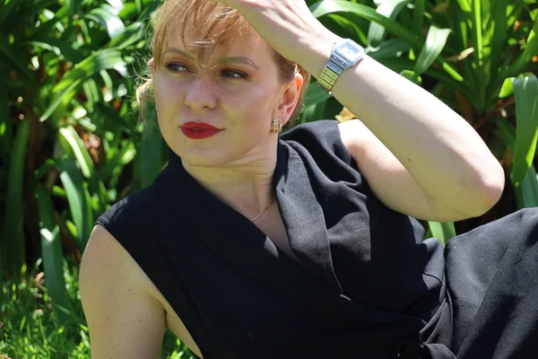 Gölün kenarındaki parkta güzel bir Rus kadının fotoğrafı.