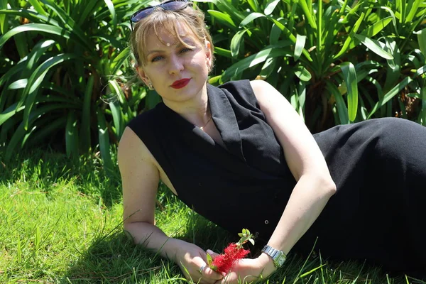 Gölün kenarındaki parkta güzel bir Rus kadının fotoğrafı.