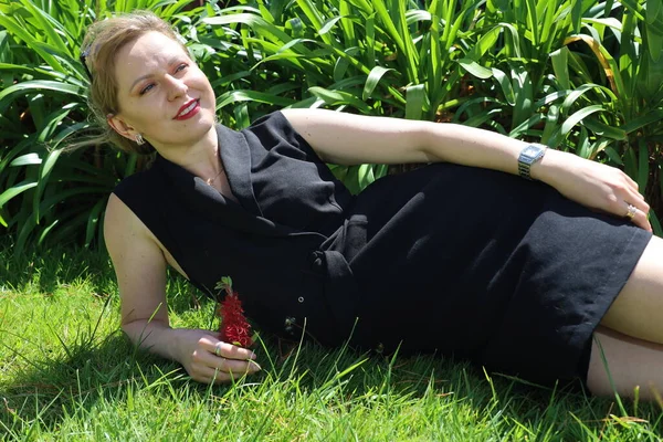 Gölün kenarındaki parkta güzel bir Rus kadının fotoğrafı.