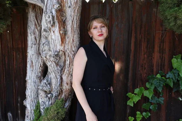 Gölün kenarındaki parkta güzel bir Rus kadının fotoğrafı.