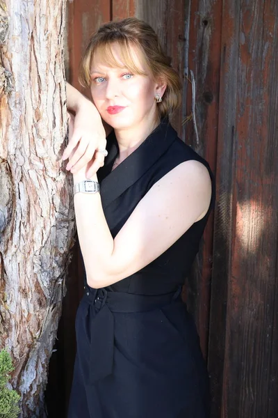 Gölün kenarındaki parkta güzel bir Rus kadının fotoğrafı.