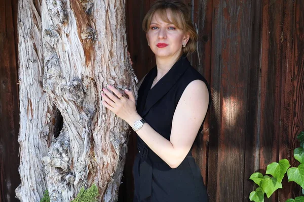 Gölün kenarındaki parkta güzel bir Rus kadının fotoğrafı.