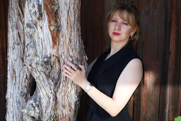 Gölün kenarındaki parkta güzel bir Rus kadının fotoğrafı.